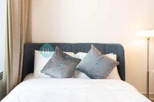 Postel nebo postele na pokoji v ubytování Bloomfields Elegant Stu In Oasis Masdar City + 5 fotografií