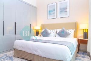 Postel nebo postele na pokoji v ubytování Bloomfields 2brmaid Address Beach Fujairah