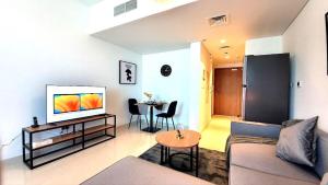 ein Wohnzimmer mit einer Couch und einem Tisch in der Unterkunft Bloomfields Stu With Canal View Julphar Al Reem in Abu Dhabi