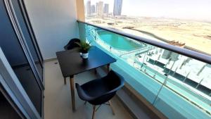 Ein Balkon oder eine Terrasse in der Unterkunft Bloomfields Stu With Canal View Julphar Al Reem