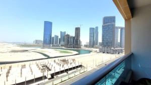 ein Blick auf eine Stadt aus einem Fenster in einem Gebäude in der Unterkunft Bloomfields Stu With Canal View Julphar Al Reem in Abu Dhabi