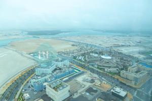 MushayribにあるBloomfields 1br Amazing Sky View At Gate Towerの海辺の街並み