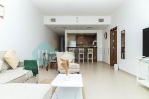 MushayribにあるBloomfields 1br Amazing Sky View At Gate Towerのソファとテーブルのあるリビングルーム