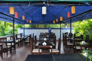 Un restaurante o sitio para comer en Mayflower Beach Resort