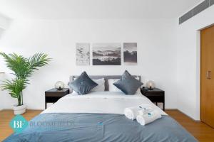 Postel nebo postele na pokoji v ubytování Bloomfields Stylish 1br In Al Raha Beach