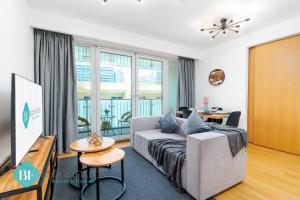 Posezení v ubytování Bloomfields Stylish 1br In Al Raha Beach