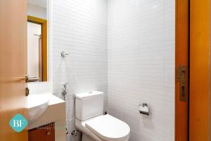 Koupelna v ubytování Bloomfields Stylish 1br In Al Raha Beach + 21 fotografií