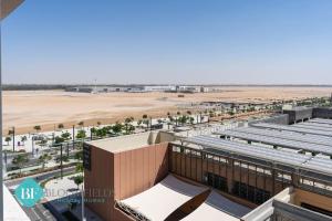 una vista aérea de un aeropuerto con pista de aterrizaje en Bloomfields Premium Stu In Oasis Masdar City, en Abu Dhabi Intl