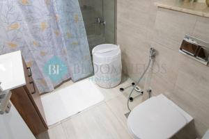 Koupelna v ubytování Bloomfields Stylish 1br In Oasis Masdar City