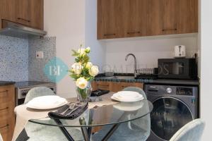 Kuchyň nebo kuchyňský kout v ubytování Bloomfields Stylish 1br In Oasis Masdar City
