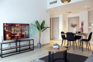 TV a/nebo společenská místnost v ubytování Bloomfields 1br Canal View In Waters Edge Yas