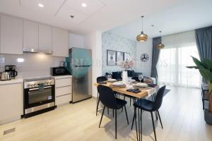 Kuchyň nebo kuchyňský kout v ubytování Bloomfields 1br Canal View In Waters Edge Yas