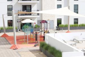 Herní místnost nebo prostor pro děti v ubytování Bloomfields 1br Canal View In Waters Edge Yas