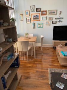 Beach Hideaway في ليثام سانت أنيه: غرفة معيشة مع طاولة وتلفزيون +12 صورة