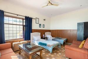 Giường trong phòng chung tại Deodar Cottage - 3BHK Villa by DeodarStays