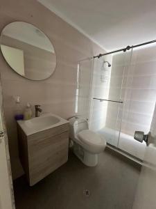 Et badeværelse på R8 Apartamento balcón con vista al mar para vacaciones o trabajo, comodo y seguro