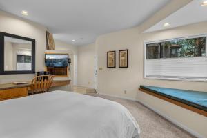 Un dormitorio con una cama y un escritorio y una ventana. en Mt Bachelor Condo Queen Suite, en Bend 10 fotos más