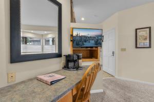 Una cocina con una encimera y una cafetera encima. en Mt Bachelor Condo Queen Suite, en Bend