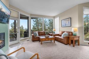 Una sala de estar con dos sofás y una chimenea. en Mt Bach One Bedroom Condo, en Bend