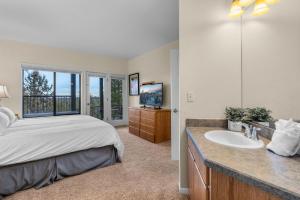 1 dormitorio con cama, lavabo y ventana en Mt Bach One Bedroom Condo, en Bend 31 fotos más