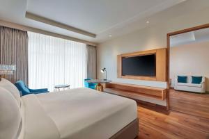 Postel nebo postele na pokoji v ubytování Doubletree By Hilton Varanasi