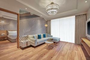 Posezení v ubytování Doubletree By Hilton Varanasi