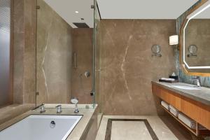 Koupelna v ubytování Doubletree By Hilton Varanasi