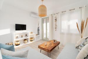 un soggiorno con un divano e un tavolino da caffè di Anamnesia Collection Villa Aronia Kastraki Beach a Naxos Chora