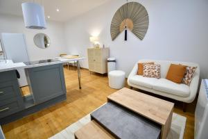 een woonkamer met een bank en een tafel bij Suite Belleville in Saint-Dizier