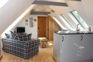 een keuken en een woonkamer met een dakraam bij Oakwrights in Terling