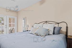 Un dormitorio con una cama grande con almohadas azules. en Legacy Villa 2601, en Gulfport 24 fotos más