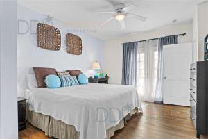 Un dormitorio blanco con una cama y un ventilador de techo. en Legacy Villa 1503, en Gulfport 33 fotos más