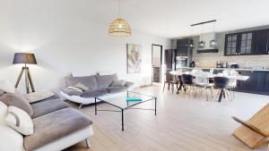 ein Wohnzimmer mit Sofa und Tisch in der Unterkunft Grain de Vie - Belle maison proche plage in Saint-Gilles-Croix-de-Vie