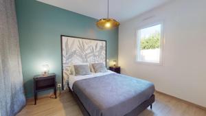 ein Schlafzimmer mit einem großen Bett und einem Fenster in der Unterkunft Grain de Vie - Belle maison proche plage in Saint-Gilles-Croix-de-Vie