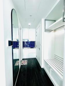 corridoio con specchio e spogliatoio di Love & Peace Apartment a Phu Quoc