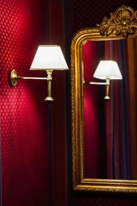 a pair of lamps in front of a mirror at Le Castel Marie Louise in La Baule