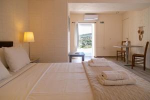 Postel nebo postele na pokoji v ubytování Poseidon Apartments and Villas by the Sea