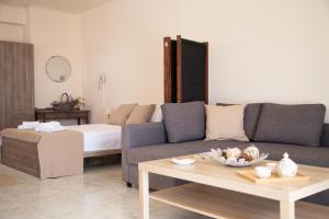 Postel nebo postele na pokoji v ubytování Poseidon Apartments and Villas by the Sea