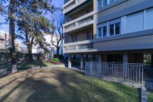 um grande edifício com uma árvore em frente em Casa Carozzi em Milão