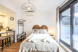 Giường trong phòng chung tại Elegant Studio with Private Terrace by RentitUP