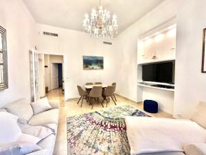 Televízia a/alebo spoločenská miestnosť v ubytovaní Marina Luxury 3 bedroom by Welcome to Cannes