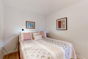 サンリヴァーにある1 Abbot Houseの小さなベッドルーム1室(ベッド1台付)が備わります。壁に2枚の絵が飾られています。 +34枚の写真