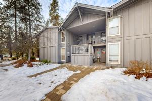 サンリヴァーにある1 Abbot Houseの雪の大家