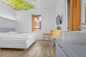 Llit o llits en una habitació de Hôtel de la Poste Sierre