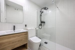 Phòng tắm tại Elegant Studio with Private Terrace by RentitUP