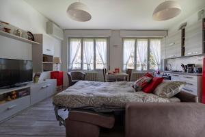 um quarto com uma cama, um sofá e uma cozinha em Casa Carozzi em Milão