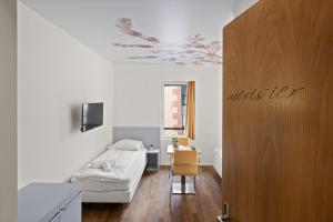 TV a/nebo společenská místnost v ubytování Hôtel de la Poste Sierre + 14 fotografií
