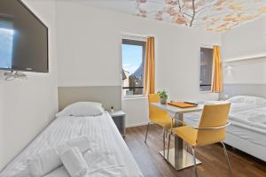 Llit o llits en una habitació de Hôtel de la Poste Sierre