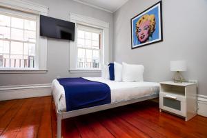 Un dormitorio con una cama y un televisor de pantalla plana. en Convenient Beacon Hill Rental by MGH & TD Garden #5, en Boston