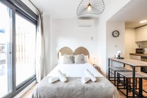 Giường trong phòng chung tại Elegant Studio with Private Terrace by RentitUP